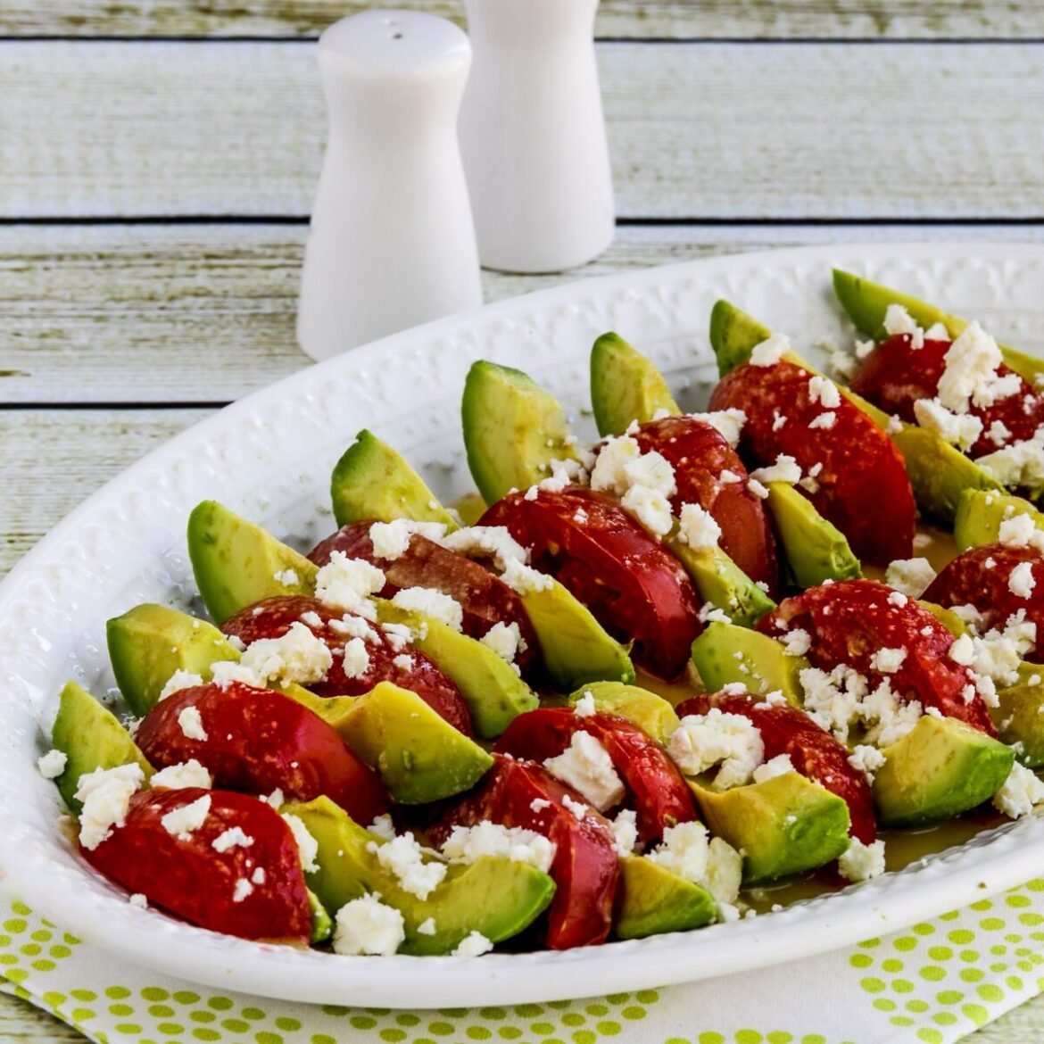 1400-avocado-tomato-salad-e1691867564780.jpg